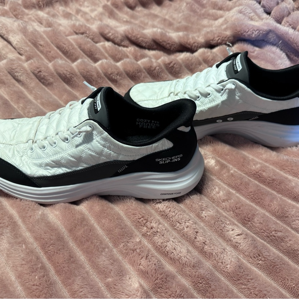 Skechers Women's Slip-Ons in Black and White - Picture 7 of 8
